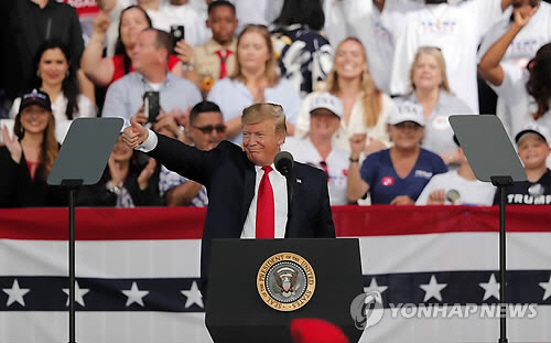 도널드 트럼프 미국 대통령이 8일(현지시간) 플로리다주 패너마시티비치에서 열린 유세집회에 도착, 환호하는 지지자들을 향해 엄지를 들어 보이고 있다. AP=연합뉴스